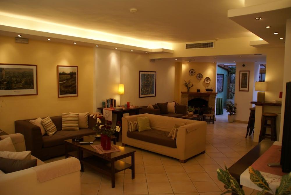 Yria Otel